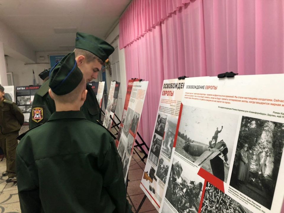 Юные кадеты Ждановки посетили выставку, посвященную Великой Отечественной войне Юные кадеты Ждановки посетили выставку, посвященную Великой Отечественной войне