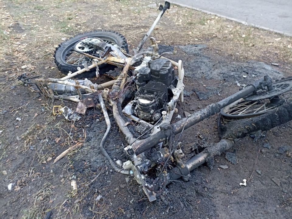 Мужик сжег питбайк другому мужику в Торезе из-за ссоры Мужик сжег питбайк другому мужику в Торезе из-за ссоры