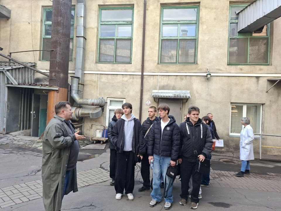 Студенты-менеджеры ДонГУ ознакомились с работой Донецкого булочно-кондитерского комбината Студенты-менеджеры ДонГУ ознакомились с работой Донецкого булочно-кондитерского комбината