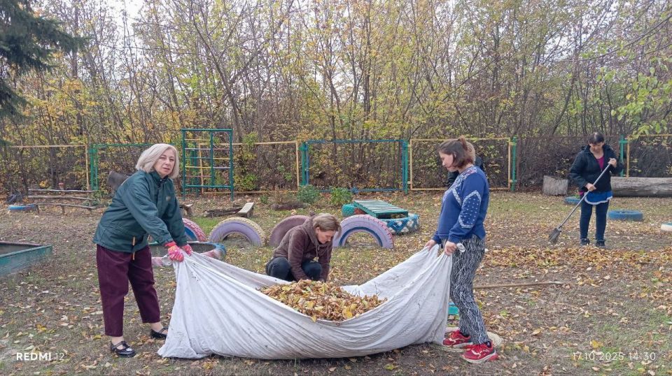 Сегодня, 23 октября 2025 года, в рамках проекта «Городская среда», реализуемого Единой Россией , работники общеобразовательных учреждений Кировского района приняли участие в традиционной экологической акции «Чистый четверг» Сегодня, 23 октября 2025 года, в рамках проекта «Городская среда», реализуемого Единой Россией , работники общеобразовательных учреждений Кировского района приняли участие в традиционной экологической акции «Чистый четверг»