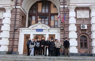 Экскурсия в профессию для ясиноватских школьников: кто обслуживает железнодорожный вокзал