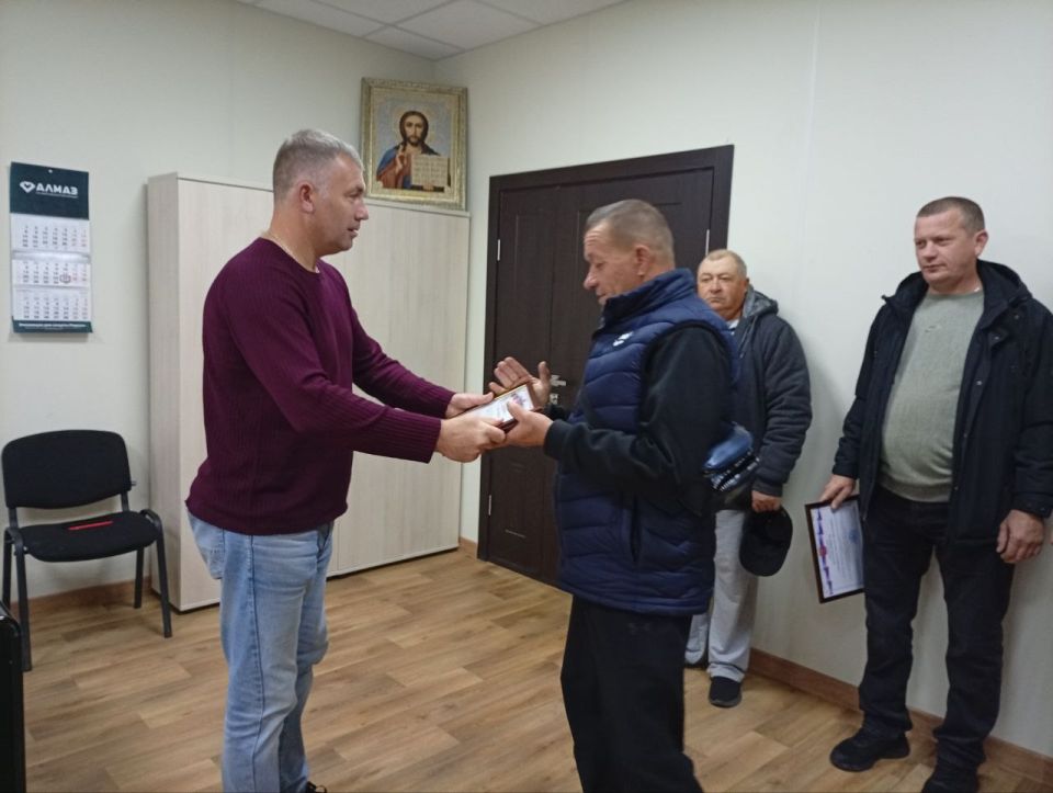 В преддверии Дня работника автомобильного и городского пассажирского транспорта, Заместитель главы администрации Волновахского муниципального округа Олег Сидоренко вручил благодарности работникам транспорта и дорожного... В преддверии Дня работника автомобильного и городского пассажирского транспорта, Заместитель главы администрации Волновахского муниципального округа Олег Сидоренко вручил благодарности работникам транспорта и дорожного...