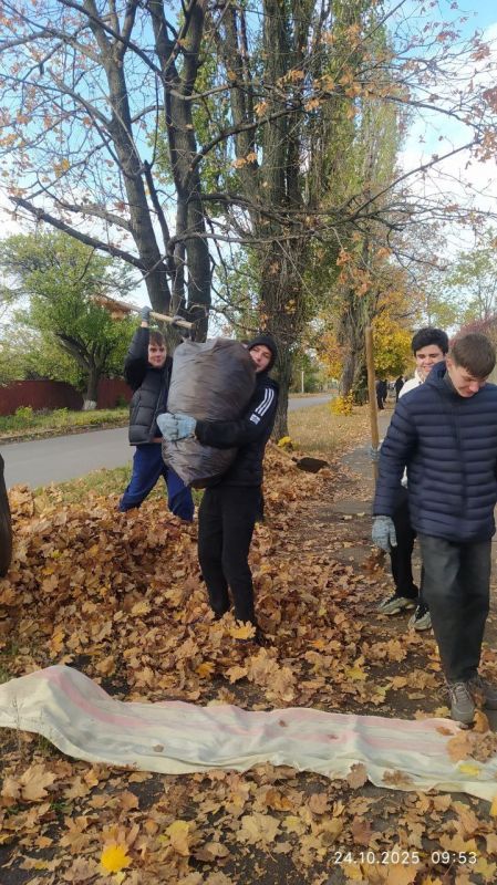 Вместе делаем мир вокруг лучше! В нашем колледже прошёл субботник Студенты и преподаватели объединились, чтобы навести порядок на подшефной территории и подарить ей ухоженный вид Вместе делаем мир вокруг лучше! В нашем колледже прошёл субботник Студенты и преподаватели объединились, чтобы навести порядок на подшефной территории и подарить ей ухоженный вид