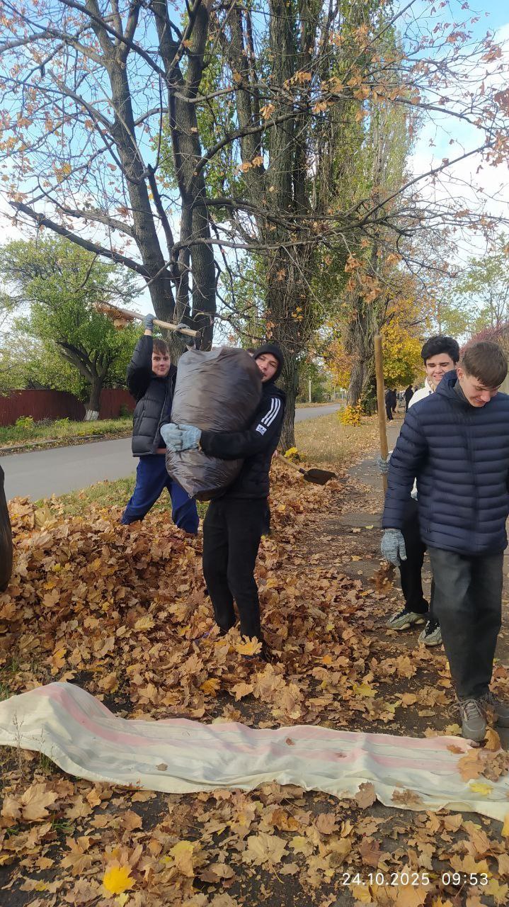 Вместе делаем мир вокруг лучше! В нашем колледже прошёл субботник Студенты и преподаватели объединились, чтобы навести порядок на подшефной территории и подарить ей ухоженный вид Вместе делаем мир вокруг лучше! В нашем колледже прошёл субботник Студенты и преподаватели объединились, чтобы навести порядок на подшефной территории и подарить ей ухоженный вид