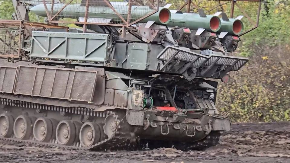 Пуско-заряжающая установка 9А316 из состава ЗРК 9К317 «Бук-М2» группировки войск «Центр» на Покровском (Красноармейском) направлении Пуско-заряжающая установка 9А316 из состава ЗРК 9К317 «Бук-М2» группировки войск «Центр» на Покровском (Красноармейском) направлении