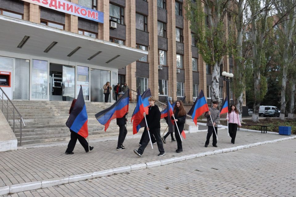 Сегодня в преддверии Дня Государственного флага Донецкой Народной Республики на главной городской площади состоялась торжественная церемония поднятия Государственного флага Донецкой Народной Республики, в которой приняли... Сегодня в преддверии Дня Государственного флага Донецкой Народной Республики на главной городской площади состоялась торжественная церемония поднятия Государственного флага Донецкой Народной Республики, в которой приняли...
