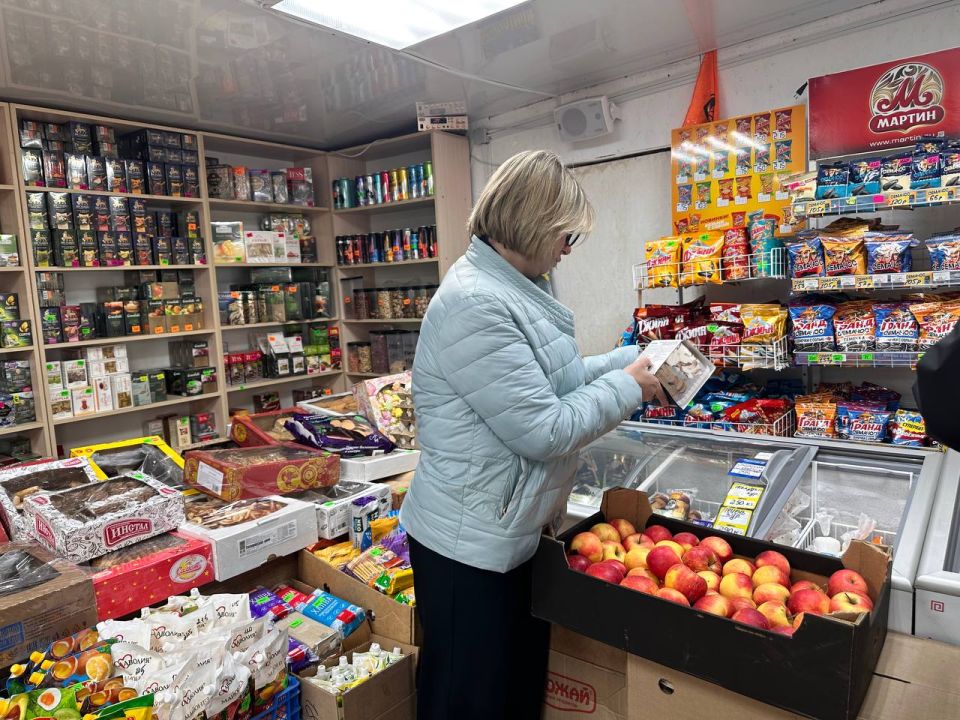 Елена Рязанцева: Народный контроль провёл проверку торговой точки в Пролетарском районе Елена Рязанцева: Народный контроль провёл проверку торговой точки в Пролетарском районе