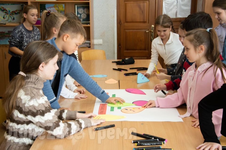 Театр как терапия: во Дворце творчества Донецка помогают детям военнослужащих раскрыть таланты Театр как терапия: во Дворце творчества Донецка помогают детям военнослужащих раскрыть таланты