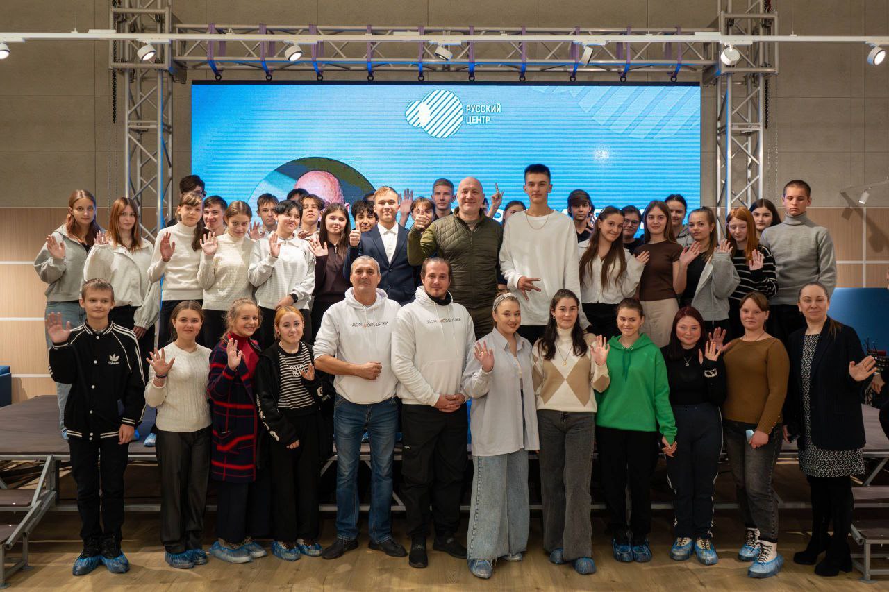 На днях известный писатель, подполковник, общественный и политический деятель Захар Прилепин посетил филиал ГБУ ДНР «Центр развития молодежных инициатив Республики» — Дом молодёжи, где встретился с инициативной молодежью... На днях известный писатель, подполковник, общественный и политический деятель Захар Прилепин посетил филиал ГБУ ДНР «Центр развития молодежных инициатив Республики» — Дом молодёжи, где встретился с инициативной молодежью...