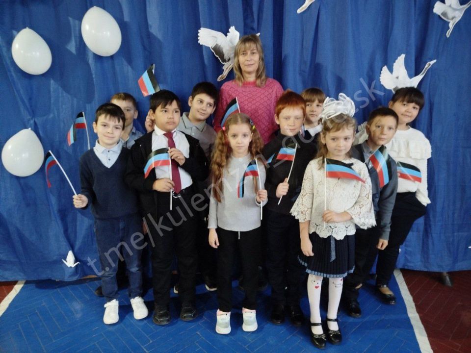 Накануне Дня флага Донецкой Народной Республики в Донецке прошли культурно-просветительские мероприятия с участием юных Дончан Накануне Дня флага Донецкой Народной Республики в Донецке прошли культурно-просветительские мероприятия с участием юных Дончан
