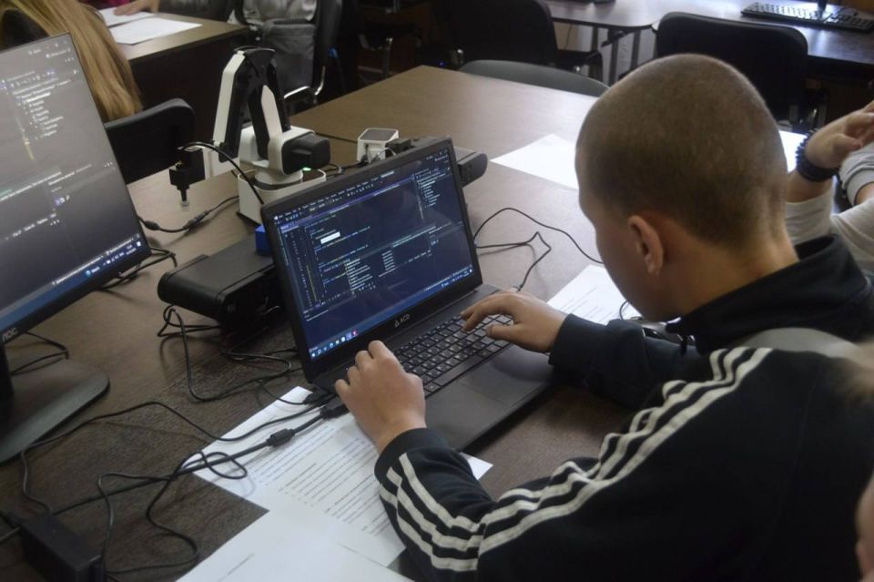 Денис Пушилин: Порядка 150 тысяч учеников, студентов и их родителей приняли участие в акции «Учиться в Донбассе» Денис Пушилин: Порядка 150 тысяч учеников, студентов и их родителей приняли участие в акции «Учиться в Донбассе»