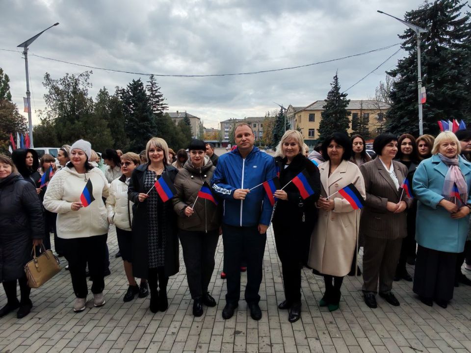 В Тореза состоялась церемония поднятия флага ДНР В Тореза состоялась церемония поднятия флага ДНР