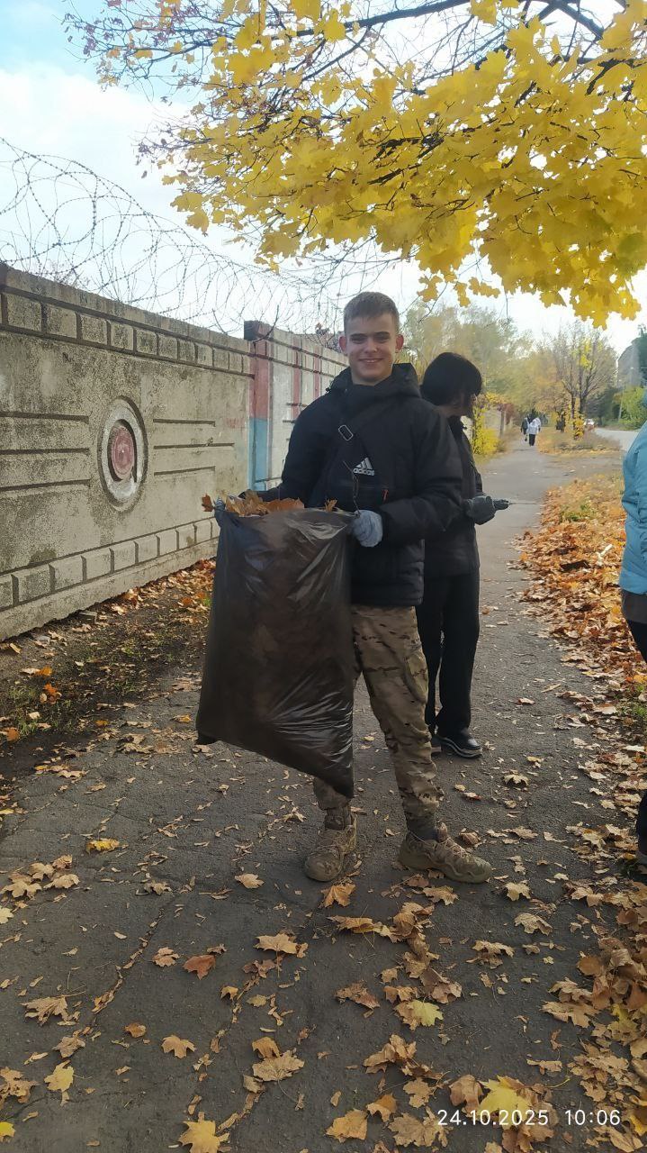 Вместе делаем мир вокруг лучше! В нашем колледже прошёл субботник Студенты и преподаватели объединились, чтобы навести порядок на подшефной территории и подарить ей ухоженный вид Вместе делаем мир вокруг лучше! В нашем колледже прошёл субботник Студенты и преподаватели объединились, чтобы навести порядок на подшефной территории и подарить ей ухоженный вид