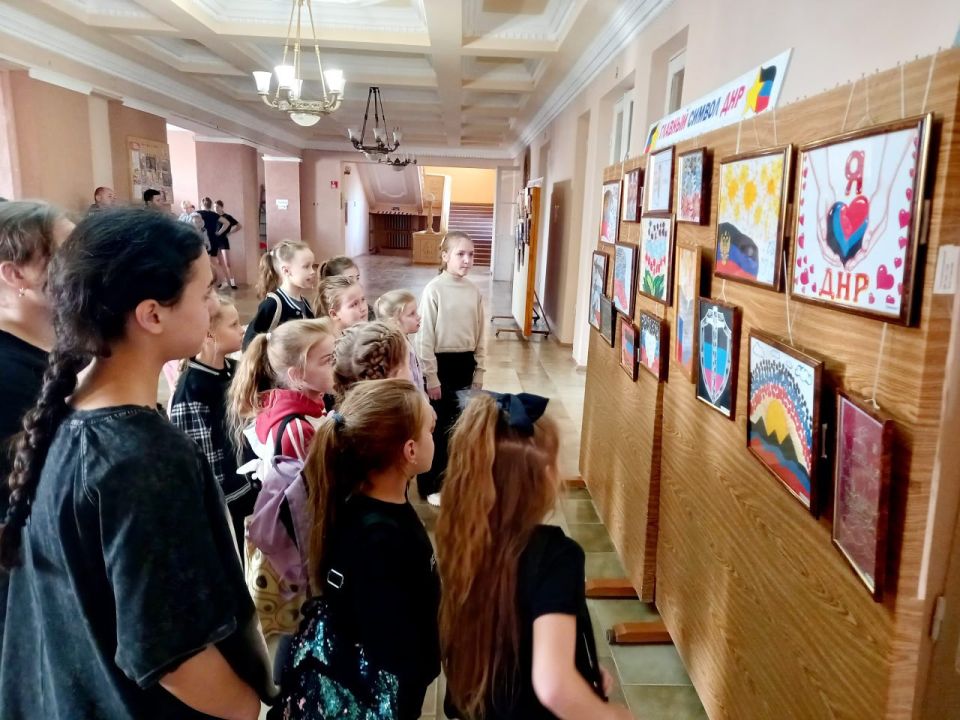 Николай Михайлов: В городе Комсомольское прошла выставка детских работ «Донбасса главный триколор» Николай Михайлов: В городе Комсомольское прошла выставка детских работ «Донбасса главный триколор»
