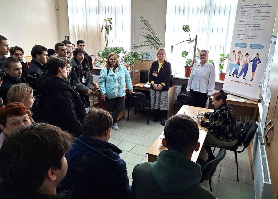 В Ясиноватском центре занятости прошла специализированная мини-ярмарка вакансий для молодёжи В Ясиноватском центре занятости прошла специализированная мини-ярмарка вакансий для молодёжи