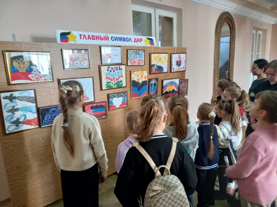 Николай Михайлов: В городе Комсомольское прошла выставка детских работ «Донбасса главный триколор» Николай Михайлов: В городе Комсомольское прошла выставка детских работ «Донбасса главный триколор»