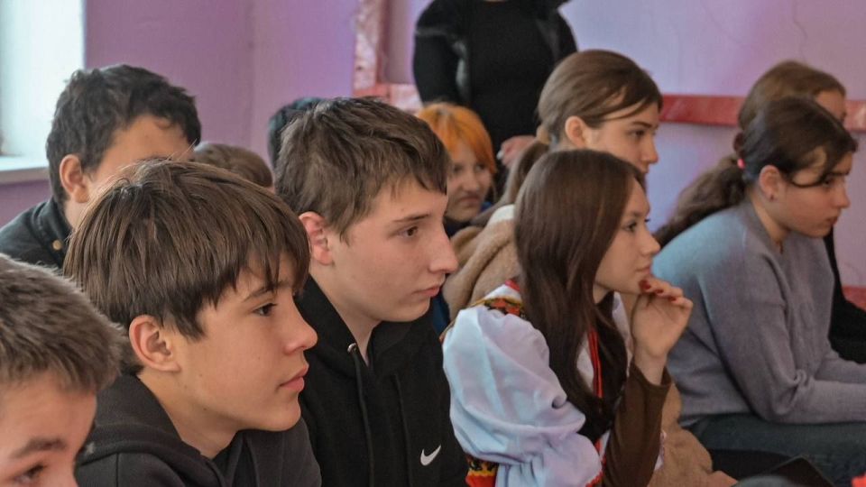Показали знания. В преддверии праздника сектор молодёжной политики отдела молодёжи, спорта и туризма Администрации Старобешевского муниципального округа провёл в ГБОУ «Придорожненская школа Старобешевского м.о.» викторину ко... Показали знания. В преддверии праздника сектор молодёжной политики отдела молодёжи, спорта и туризма Администрации Старобешевского муниципального округа провёл в ГБОУ «Придорожненская школа Старобешевского м.о.» викторину ко...