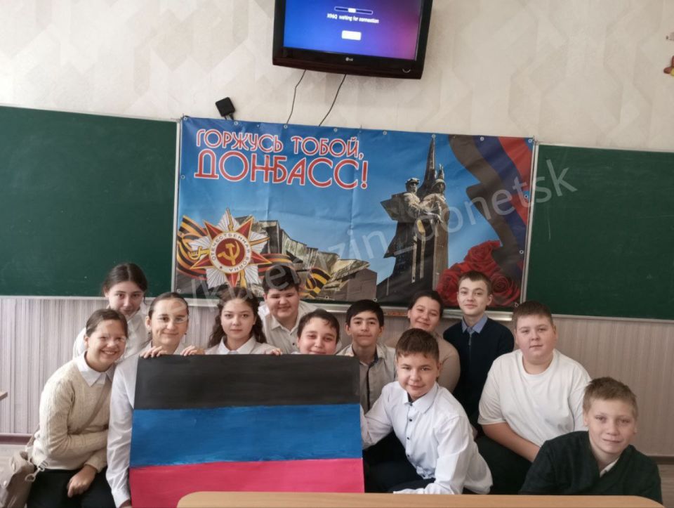 Накануне Дня флага Донецкой Народной Республики в Донецке прошли культурно-просветительские мероприятия с участием юных Дончан Накануне Дня флага Донецкой Народной Республики в Донецке прошли культурно-просветительские мероприятия с участием юных Дончан