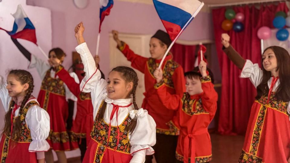 Показали знания. В преддверии праздника сектор молодёжной политики отдела молодёжи, спорта и туризма Администрации Старобешевского муниципального округа провёл в ГБОУ «Придорожненская школа Старобешевского м.о.» викторину ко... Показали знания. В преддверии праздника сектор молодёжной политики отдела молодёжи, спорта и туризма Администрации Старобешевского муниципального округа провёл в ГБОУ «Придорожненская школа Старобешевского м.о.» викторину ко...