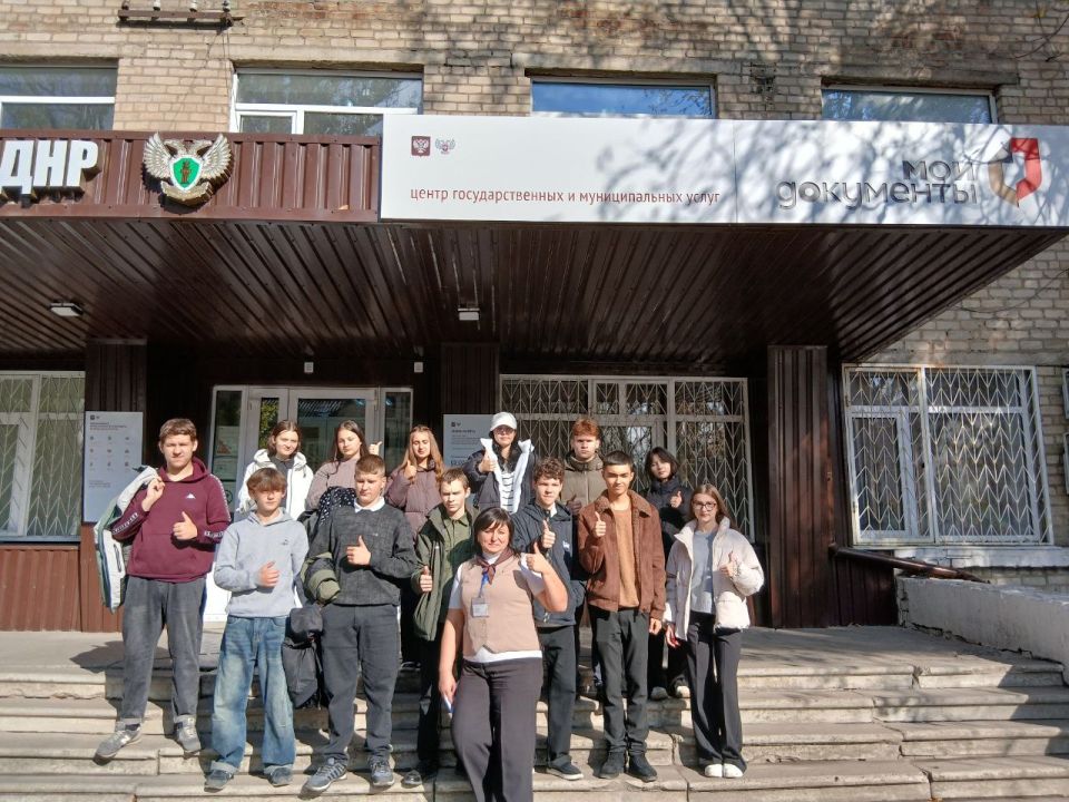 #УчитьсяВДобассе. В рамках исполнения поручения Главы ДНР Дениса Пушилина и воплощения в жизнь национального проекта "Молодежь и дети", многофункциональные центры "Мои документы" продолжают организацию профориентационных... #УчитьсяВДобассе. В рамках исполнения поручения Главы ДНР Дениса Пушилина и воплощения в жизнь национального проекта "Молодежь и дети", многофункциональные центры "Мои документы" продолжают организацию профориентационных...