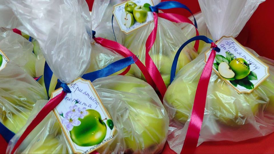 Мангушское отделение «Единой России» подарило детям яблоки из местного сада Мангушское отделение «Единой России» подарило детям яблоки из местного сада