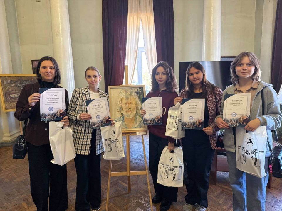 Есенинский центр ДонГУ с целью творческого развития студентов плодотворно сотрудничает с Донецким республиканским художественным музеем Есенинский центр ДонГУ с целью творческого развития студентов плодотворно сотрудничает с Донецким республиканским художественным музеем