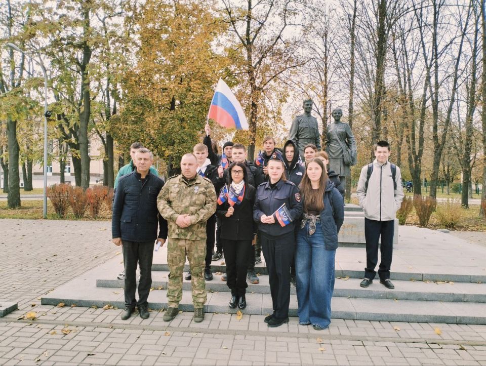 Наталья Бегуненко: В Петровском районе в «Библиотеке-филиале № 7» состоялось мероприятие приуроченное ко Дню флага Донецкой Народной Республики Наталья Бегуненко: В Петровском районе в «Библиотеке-филиале № 7» состоялось мероприятие приуроченное ко Дню флага Донецкой Народной Республики