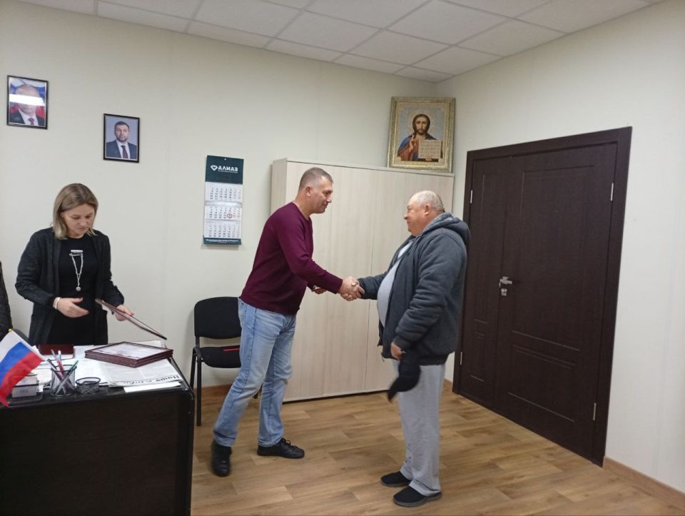 В преддверии Дня работника автомобильного и городского пассажирского транспорта, Заместитель главы администрации Волновахского муниципального округа Олег Сидоренко вручил благодарности работникам транспорта и дорожного... В преддверии Дня работника автомобильного и городского пассажирского транспорта, Заместитель главы администрации Волновахского муниципального округа Олег Сидоренко вручил благодарности работникам транспорта и дорожного...