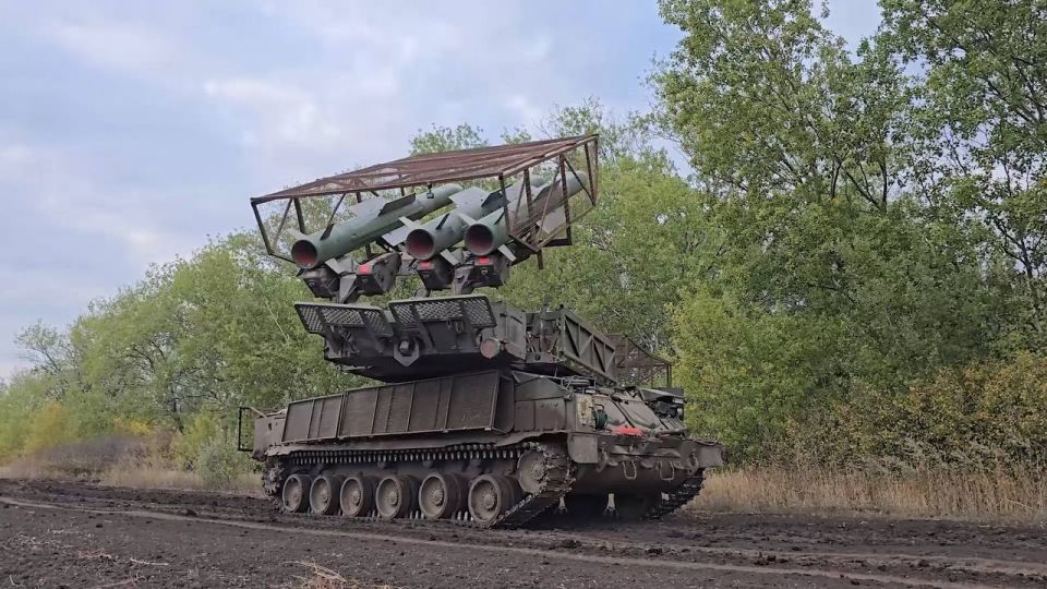Пуско-заряжающая установка 9А316 из состава ЗРК 9К317 «Бук-М2» группировки войск «Центр» на Покровском (Красноармейском) направлении Пуско-заряжающая установка 9А316 из состава ЗРК 9К317 «Бук-М2» группировки войск «Центр» на Покровском (Красноармейском) направлении