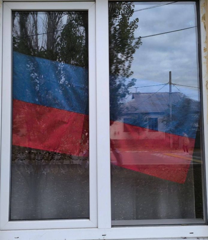 В преддверии одного из самых значимых для нашего региона праздников — Дня флага Донецкой Народной Республики, учащиеся общеобразовательных школ украсили свои окна яркими тематическими рисунками, открытками и аппликациями В преддверии одного из самых значимых для нашего региона праздников — Дня флага Донецкой Народной Республики, учащиеся общеобразовательных школ украсили свои окна яркими тематическими рисунками, открытками и аппликациями