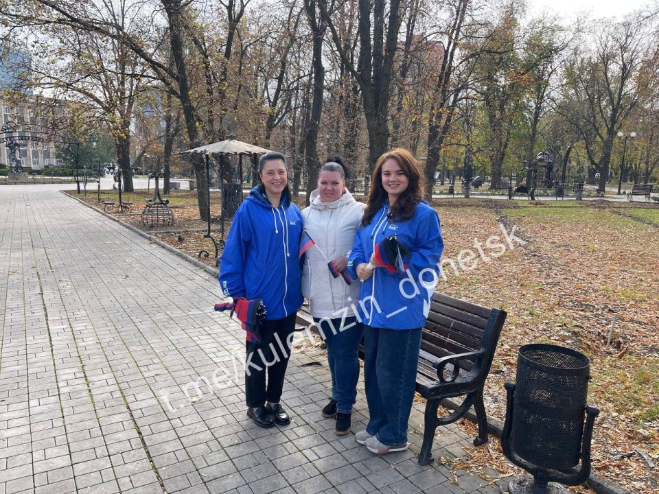 Алексей Кулемзин: Активисты Донецкого местного городского отделения партии «Единая Россия» организовали акцию по раздаче флажков на территории нашего города в преддверии Дня флага Донецкой Народной Республики Алексей Кулемзин: Активисты Донецкого местного городского отделения партии «Единая Россия» организовали акцию по раздаче флажков на территории нашего города в преддверии Дня флага Донецкой Народной Республики
