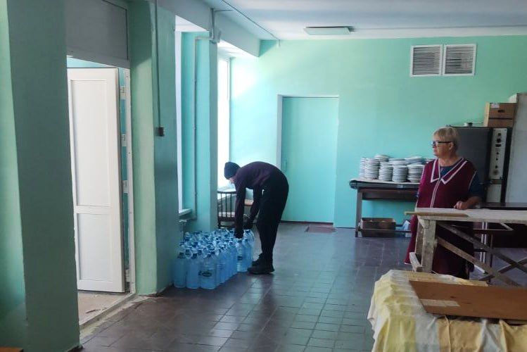 В социальные учреждения Кировского поступила партия бутилированной воды В социальные учреждения Кировского поступила партия бутилированной воды