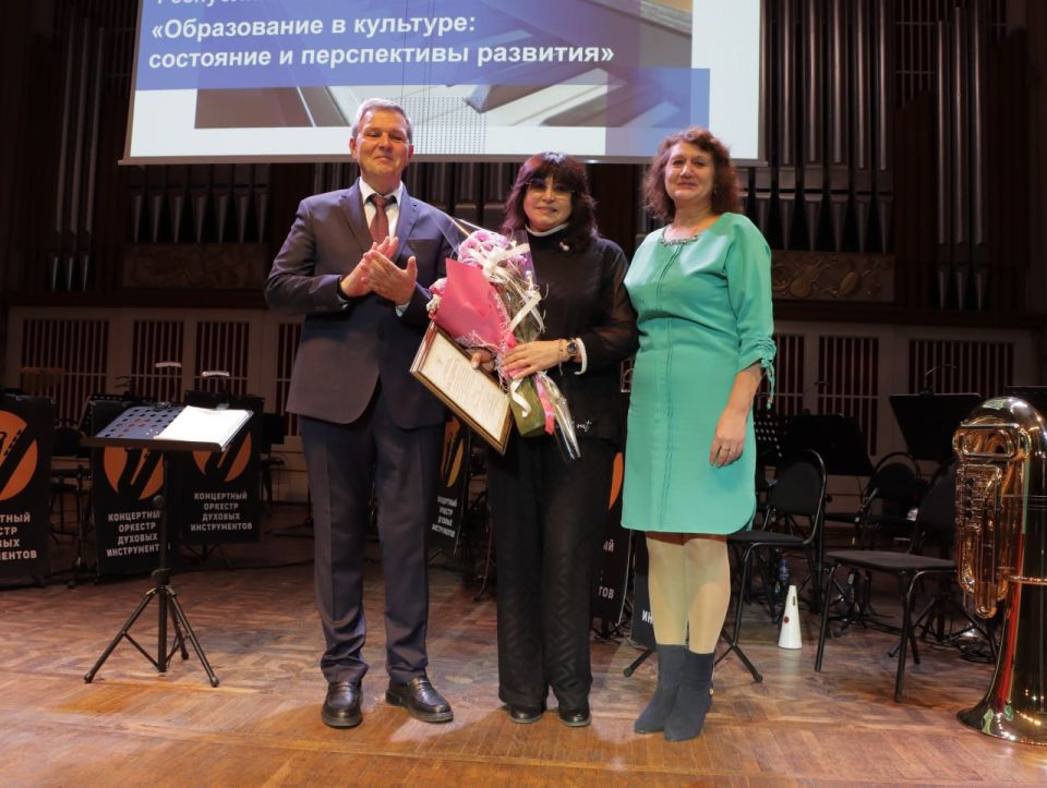 Николай Михайлов: Директор Комсомольской детской музыкальной школы получила награду от Минкультуры ДНР Николай Михайлов: Директор Комсомольской детской музыкальной школы получила награду от Минкультуры ДНР
