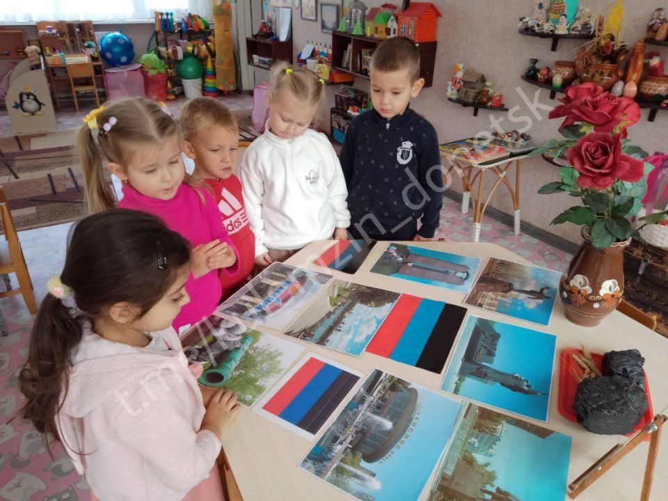 Накануне Дня флага Донецкой Народной Республики в Донецке прошли культурно-просветительские мероприятия с участием юных Дончан Накануне Дня флага Донецкой Народной Республики в Донецке прошли культурно-просветительские мероприятия с участием юных Дончан