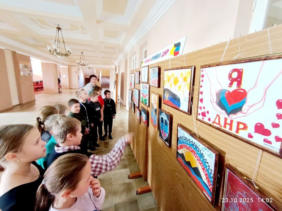 Николай Михайлов: В городе Комсомольское прошла выставка детских работ «Донбасса главный триколор» Николай Михайлов: В городе Комсомольское прошла выставка детских работ «Донбасса главный триколор»