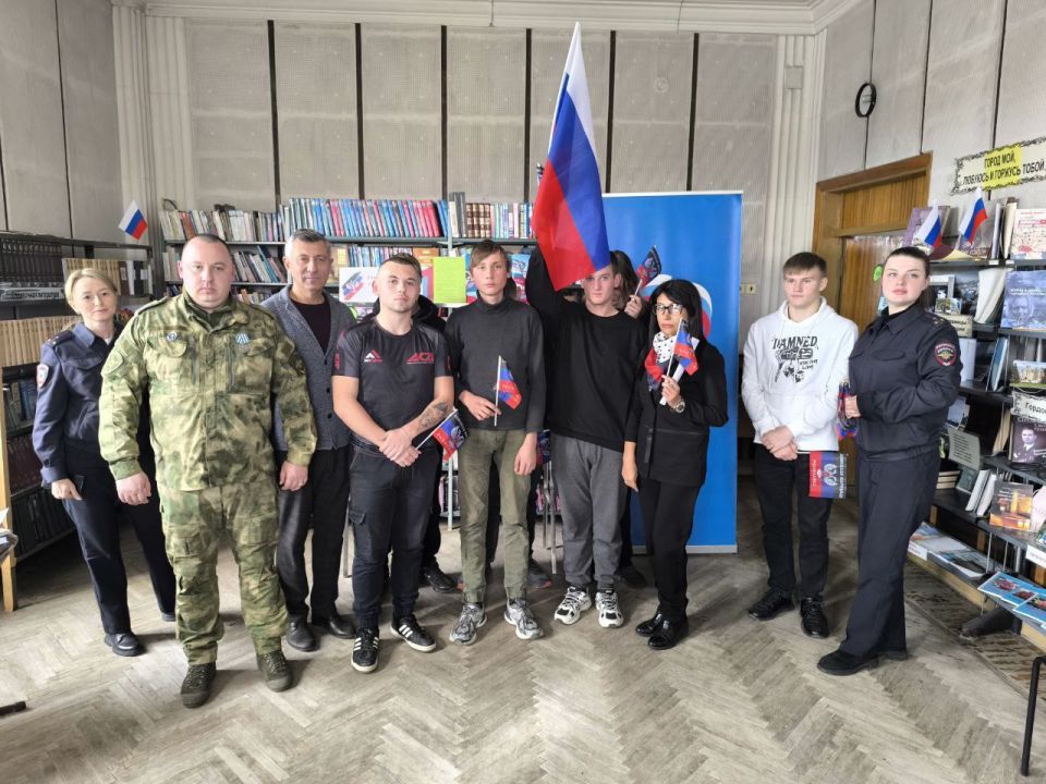 Мероприятие, посвященное Дню флага Донецкой Народной Республики, проведенное в Филиале централизованной библиотечной системы для взрослых № 7, явилось значимым событием в комплексе мер по профилактике правонарушений среди... Мероприятие, посвященное Дню флага Донецкой Народной Республики, проведенное в Филиале централизованной библиотечной системы для взрослых № 7, явилось значимым событием в комплексе мер по профилактике правонарушений среди...