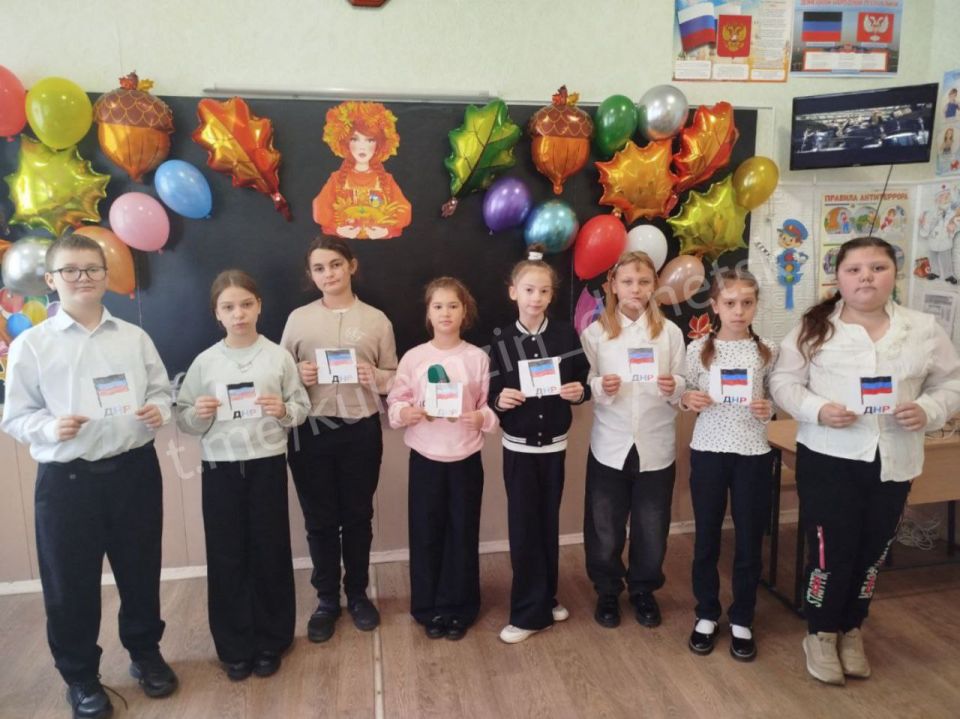 Накануне Дня флага Донецкой Народной Республики в Донецке прошли культурно-просветительские мероприятия с участием юных Дончан Накануне Дня флага Донецкой Народной Республики в Донецке прошли культурно-просветительские мероприятия с участием юных Дончан