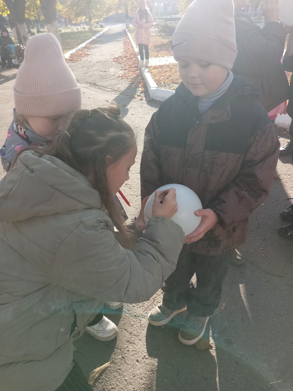 Сегодня, 24 октября, в День Русской Матрёшки, сотрудники МБУ "Центр культуры и досуга города Дебальцево" подарили юным жителям города яркий и запоминающийся праздник! Для детей была организована увлекательная игровая... Сегодня, 24 октября, в День Русской Матрёшки, сотрудники МБУ "Центр культуры и досуга города Дебальцево" подарили юным жителям города яркий и запоминающийся праздник! Для детей была организована увлекательная игровая...