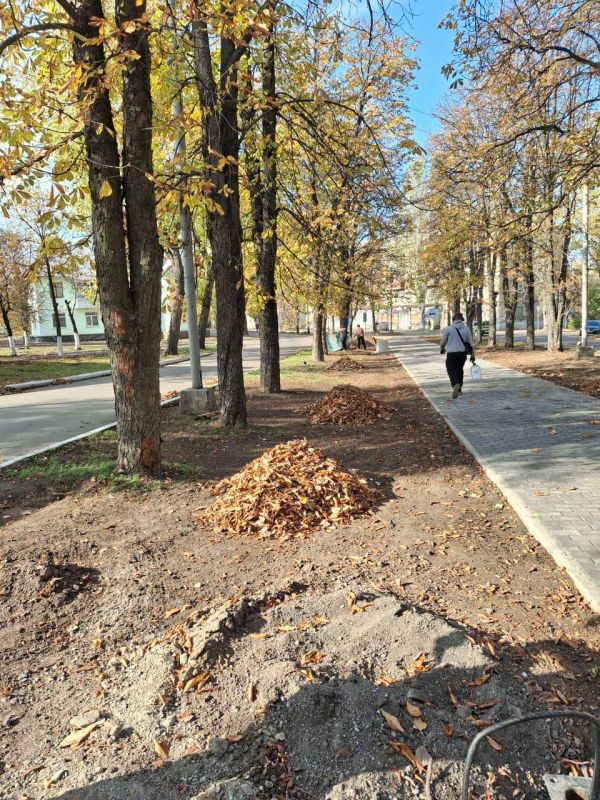 Субботник объединяет!. Сотрудники предприятий Ясиноватского муниципального округа вышли на общий субботник, чтобы сделать наш город чище и уютнее Субботник объединяет!. Сотрудники предприятий Ясиноватского муниципального округа вышли на общий субботник, чтобы сделать наш город чище и уютнее