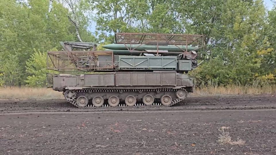 Пуско-заряжающая установка 9А316 из состава ЗРК 9К317 «Бук-М2» группировки войск «Центр» на Покровском (Красноармейском) направлении Пуско-заряжающая установка 9А316 из состава ЗРК 9К317 «Бук-М2» группировки войск «Центр» на Покровском (Красноармейском) направлении