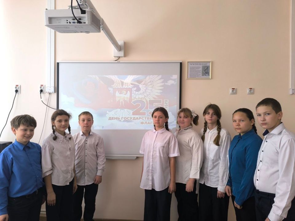 "ФЛАГ - НАША ГОРДОСТЬ". 24 октября в ГБОУ "Школа №2 г.о. Дебальцево" прошли особенные классные часы "ФЛАГ - НАША ГОРДОСТЬ". 24 октября в ГБОУ "Школа №2 г.о. Дебальцево" прошли особенные классные часы