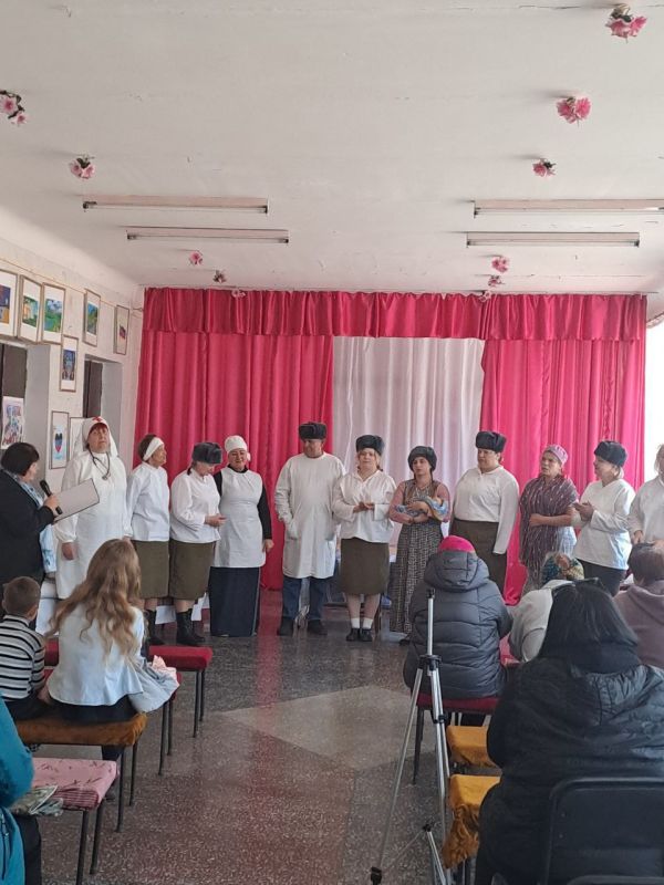 В Андрееском сельском центре духовного развития «АГОД» Советом женщин города Докучаевска и театральной студей «Близкие люди» под руководством Леси Мартыновской была представлена пьеса «А нам бы жить…», автор Елена Рамановская В Андрееском сельском центре духовного развития «АГОД» Советом женщин города Докучаевска и театральной студей «Близкие люди» под руководством Леси Мартыновской была представлена пьеса «А нам бы жить…», автор Елена Рамановская