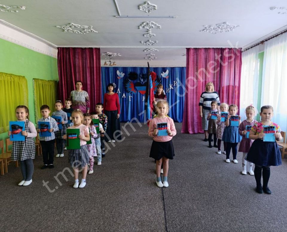 Накануне Дня флага Донецкой Народной Республики в Донецке прошли культурно-просветительские мероприятия с участием юных Дончан Накануне Дня флага Донецкой Народной Республики в Донецке прошли культурно-просветительские мероприятия с участием юных Дончан