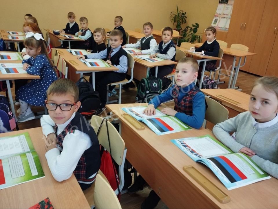 Накануне Дня флага Донецкой Народной Республики в Донецке прошли культурно-просветительские мероприятия с участием юных Дончан Накануне Дня флага Донецкой Народной Республики в Донецке прошли культурно-просветительские мероприятия с участием юных Дончан