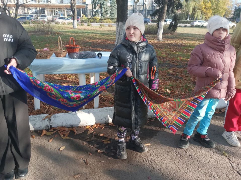 Сегодня, 24 октября, в День Русской Матрёшки, сотрудники МБУ "Центр культуры и досуга города Дебальцево" подарили юным жителям города яркий и запоминающийся праздник! Для детей была организована увлекательная игровая... Сегодня, 24 октября, в День Русской Матрёшки, сотрудники МБУ "Центр культуры и досуга города Дебальцево" подарили юным жителям города яркий и запоминающийся праздник! Для детей была организована увлекательная игровая...