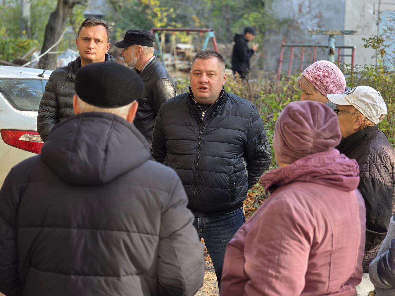 Руководитель управы Куйбышевского района Иван Адамец провел встречу с жителями дома №5 по улице Лузина, посвященную обсуждению актуальных вопросов жизнедеятельности