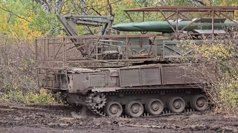 Пуско-заряжающая установка 9А316 из состава ЗРК 9К317 «Бук-М2» группировки войск «Центр» на Покровском (Красноармейском) направлении Пуско-заряжающая установка 9А316 из состава ЗРК 9К317 «Бук-М2» группировки войск «Центр» на Покровском (Красноармейском) направлении