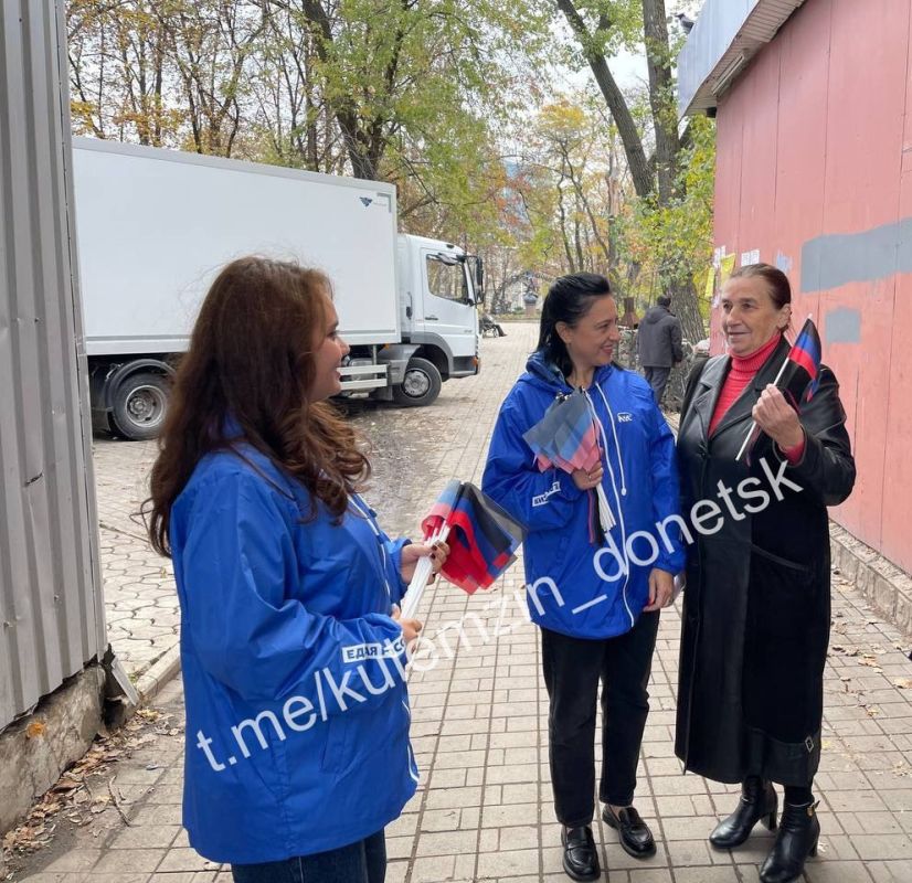 Алексей Кулемзин: Активисты Донецкого местного городского отделения партии «Единая Россия» организовали акцию по раздаче флажков на территории нашего города в преддверии Дня флага Донецкой Народной Республики Алексей Кулемзин: Активисты Донецкого местного городского отделения партии «Единая Россия» организовали акцию по раздаче флажков на территории нашего города в преддверии Дня флага Донецкой Народной Республики