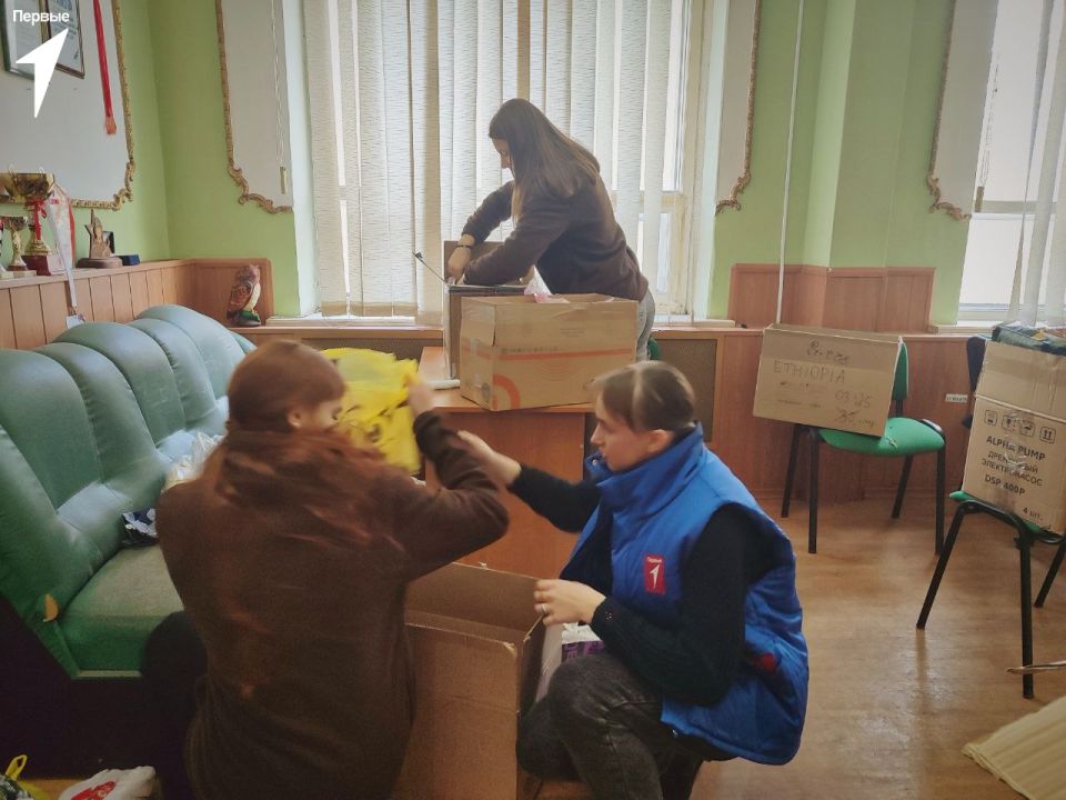 Первые всегда рядом. В преддверии Дня Флага Донецкой Народной Республики активисты женского волонтерского отряда совместно с учебными заведениями собрали гуманитарную помощь для наших военнослужащих Первые всегда рядом. В преддверии Дня Флага Донецкой Народной Республики активисты женского волонтерского отряда совместно с учебными заведениями собрали гуманитарную помощь для наших военнослужащих
