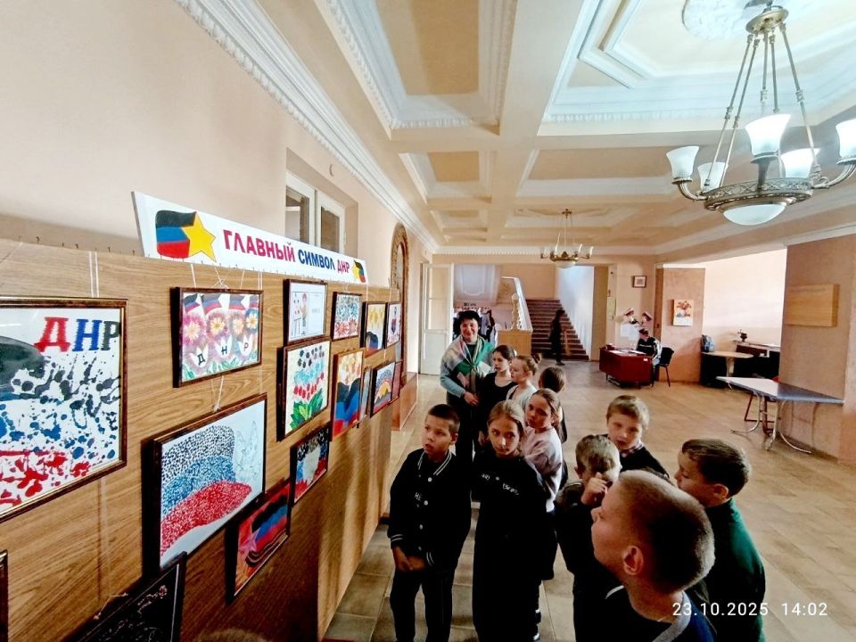 Николай Михайлов: В городе Комсомольское прошла выставка детских работ «Донбасса главный триколор» Николай Михайлов: В городе Комсомольское прошла выставка детских работ «Донбасса главный триколор»